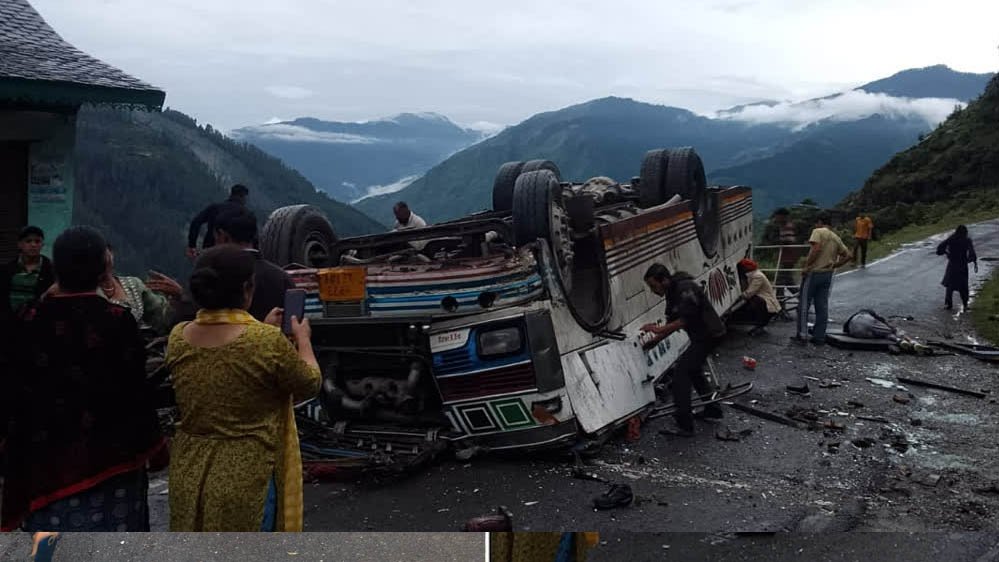 हिमाचल के चंबा में दर्दनाक हादसा, पहाड़ी से सड़क पर गिरी बस; 7 लोगों की मौत, कई घायल हिमाचल के चंबा में दर्दनाक हादसा, पहाड़ी से सड़क पर गिरी बस; 7 लोगों की मौत, कई घायल