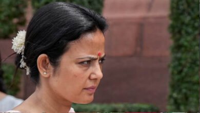 महुआ मोइत्रा विवाद: “अगर उन्हें कुछ हुआ तो सुप्रीम कोर्ट जिम्मेदार”, कॉकरोच ने जज को बताया ‘बड़बोला’ महुआ मोइत्रा विवाद: “अगर उन्हें कुछ हुआ तो सुप्रीम कोर्ट जिम्मेदार”, कॉकरोच ने जज को बताया ‘बड़बोला’