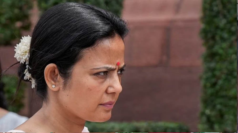 महुआ मोइत्रा विवाद: “अगर उन्हें कुछ हुआ तो सुप्रीम कोर्ट जिम्मेदार”, कॉकरोच ने जज को बताया ‘बड़बोला’ महुआ मोइत्रा विवाद: “अगर उन्हें कुछ हुआ तो सुप्रीम कोर्ट जिम्मेदार”, कॉकरोच ने जज को बताया ‘बड़बोला’