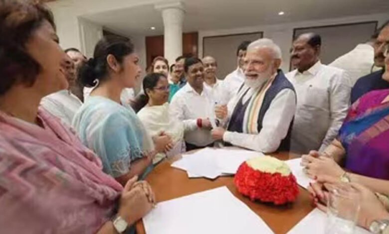शेर की दहाड़ है प्यारे… Sayani Ghosh ने PM Modi के साथ शेयर की तस्वीर, जानिए कैप्शन में क्या लिखा शेर की दहाड़ है प्यारे… Sayani Ghosh ने PM Modi के साथ शेयर की तस्वीर, जानिए कैप्शन में क्या लिखा