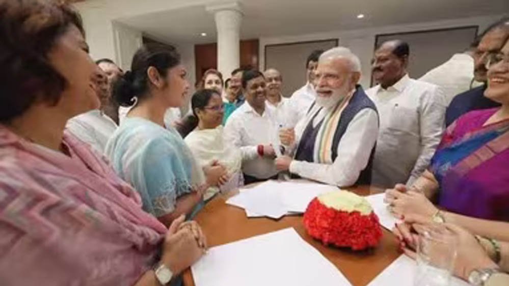 शेर की दहाड़ है प्यारे… Sayani Ghosh ने PM Modi के साथ शेयर की तस्वीर, जानिए कैप्शन में क्या लिखा शेर की दहाड़ है प्यारे… Sayani Ghosh ने PM Modi के साथ शेयर की तस्वीर, जानिए कैप्शन में क्या लिखा