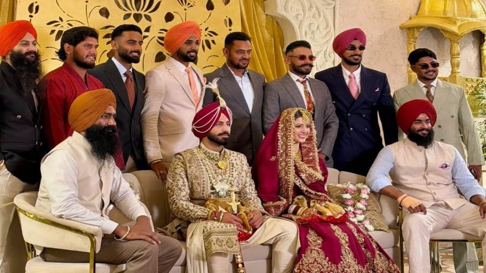 सुर्ख लाल जोड़े में दुल्हन बनीं एक्ट्रेस: गुरुद्वारे में क्रिकेटर संग गुपचुप रचाई शादी, बाराती बने Arshdeep Singh सुर्ख लाल जोड़े में दुल्हन बनीं एक्ट्रेस: गुरुद्वारे में क्रिकेटर संग गुपचुप रचाई शादी, बाराती बने Arshdeep Singh