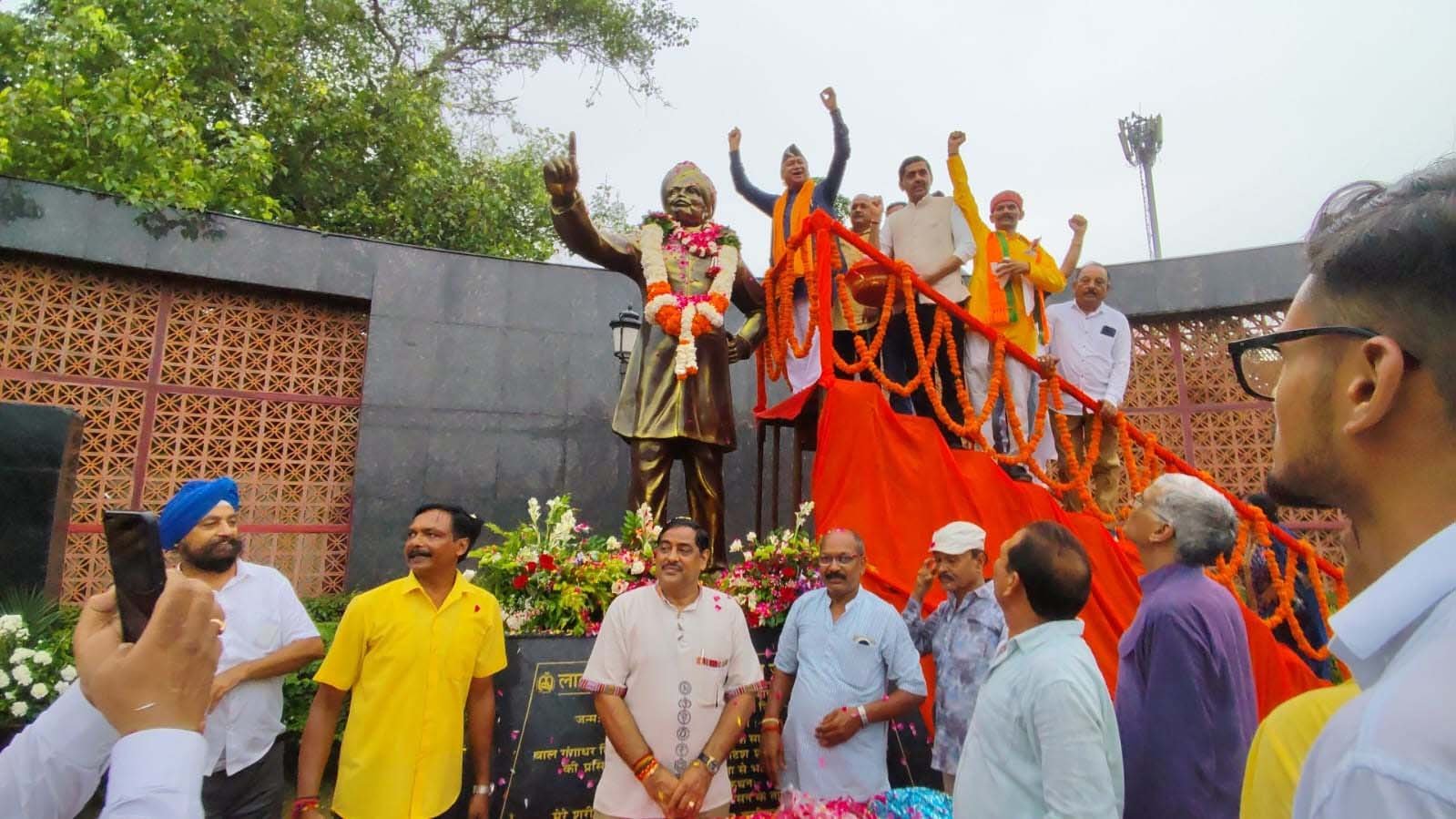 लखनऊ के चौक में फ्रेगरेंस पार्क का लोकार्पण, राजनाथ सिंह बोले- विकास लोगों के जीवन में महसूस होना चाहिए लखनऊ के चौक में फ्रेगरेंस पार्क का लोकार्पण, राजनाथ सिंह बोले- विकास लोगों के जीवन में महसूस होना चाहिए