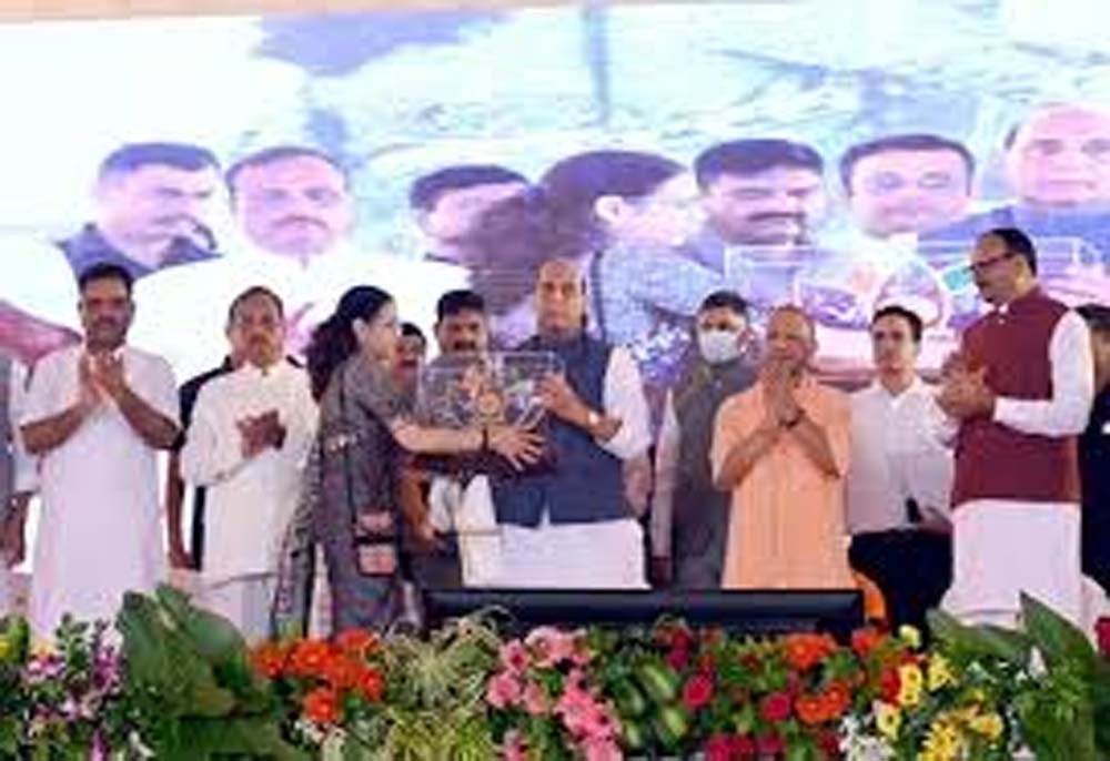 सीएम योगी ने यूपी को देश के शीर्ष तीन राज्यों में पहुंचाया, अपराधियों के हौसले किए चकनाचूर : राजनाथ सीएम योगी ने यूपी को देश के शीर्ष तीन राज्यों में पहुंचाया, अपराधियों के हौसले किए चकनाचूर : राजनाथ