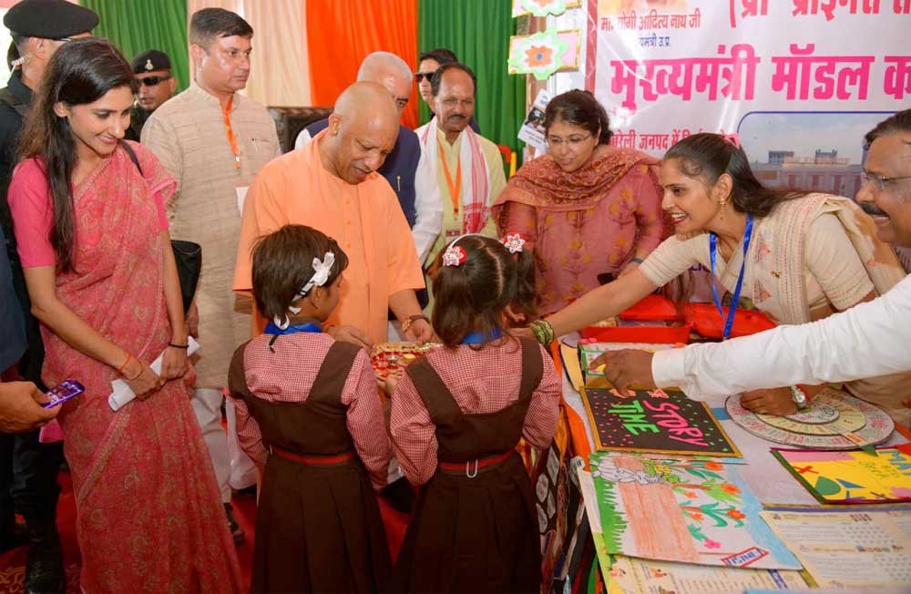 स्कूली बच्चियों ने मुख्यमंत्री को बांधी राखी, सीएम ने दिया उज्जवल भविष्य का आशीर्वाद स्कूली बच्चियों ने मुख्यमंत्री को बांधी राखी, सीएम ने दिया उज्जवल भविष्य का आशीर्वाद