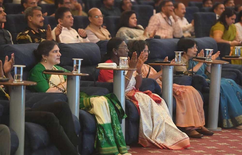 राष्ट्रपति भवन में गूंजी धमतरी के मांदर की थाप राष्ट्रपति भवन में गूंजी धमतरी के मांदर की थाप