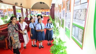 विद्यार्थियों ने देखी स्वतंत्रता संग्राम सेनानियों और ‘वंदे मातरम्’ पर आधारित छायाचित्र प्रदर्शनी विद्यार्थियों ने देखी स्वतंत्रता संग्राम सेनानियों और ‘वंदे मातरम्’ पर आधारित छायाचित्र प्रदर्शनी