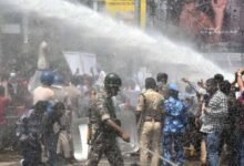 BPSC TRE 4: वाटर कैनन के बीच शैंपू लगाकर नहाने लगा छात्र, पथराव के बाद लाठीचार्ज