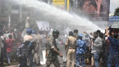 BPSC TRE 4: वाटर कैनन के बीच शैंपू लगाकर नहाने लगा छात्र, पथराव के बाद लाठीचार्ज BPSC TRE 4: वाटर कैनन के बीच शैंपू लगाकर नहाने लगा छात्र, पथराव के बाद लाठीचार्ज