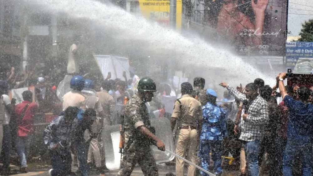 BPSC TRE 4: वाटर कैनन के बीच शैंपू लगाकर नहाने लगा छात्र, पथराव के बाद लाठीचार्ज BPSC TRE 4: वाटर कैनन के बीच शैंपू लगाकर नहाने लगा छात्र, पथराव के बाद लाठीचार्ज