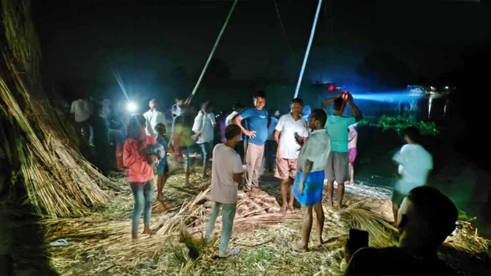 भागलपुर में राघोपुर बांध टूटा, नदी में बने टापू के दबाव से बढ़ा कटाव? भागलपुर में राघोपुर बांध टूटा, नदी में बने टापू के दबाव से बढ़ा कटाव?