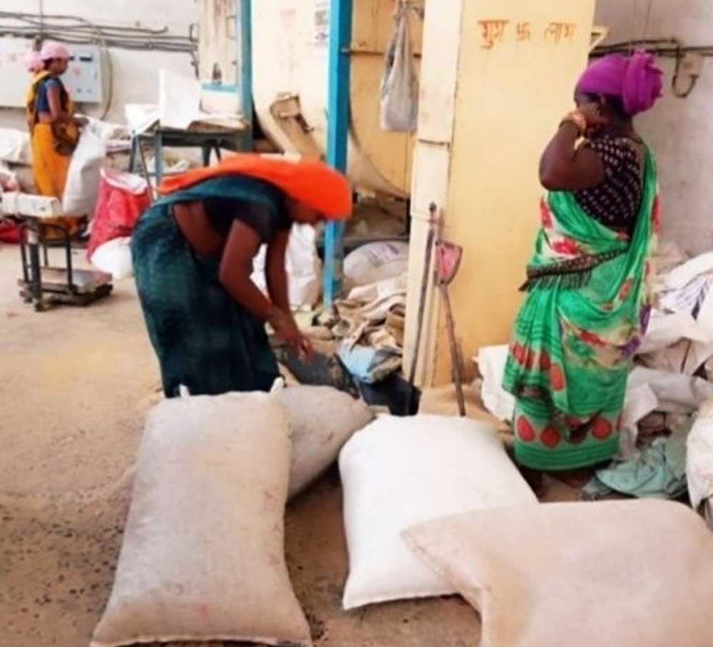 बिहान योजना से आत्मनिर्भर बनीं बिलासपुर की महिलाएं बिहान योजना से आत्मनिर्भर बनीं बिलासपुर की महिलाएं