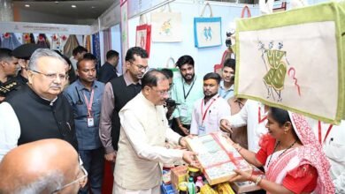 कोसा की चमक अब वैश्विक बाजार तक : मुख्यमंत्री ने लॉन्च किया छत्तीसगढ़ का प्रीमियम हैंडलूम ब्रांड ‘कोशल फैब’ कोसा की चमक अब वैश्विक बाजार तक : मुख्यमंत्री ने लॉन्च किया छत्तीसगढ़ का प्रीमियम हैंडलूम ब्रांड ‘कोशल फैब’