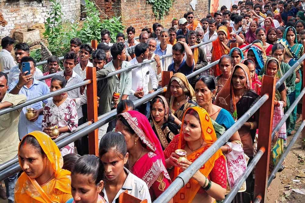 CG के शिवालयों में सावन के दूसरे सोमवार उमड़ा आस्था का सैलाब, बोल बम के जयकारों के साथ पहुंचे कांवड़िए CG के शिवालयों में सावन के दूसरे सोमवार उमड़ा आस्था का सैलाब, बोल बम के जयकारों के साथ पहुंचे कांवड़िए
