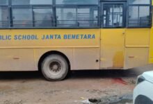 CG में स्कूल बस अनियंत्रित होकर पलटी, 18 बच्चे घायल; मची चीख-पुकार