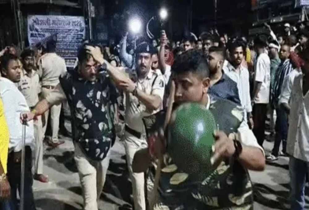 दो समुदायों के विवाद के बाद पुलिस छावनी बना बिलासपुर, 16 संदिग्ध हिरासत में दो समुदायों के विवाद के बाद पुलिस छावनी बना बिलासपुर, 16 संदिग्ध हिरासत में