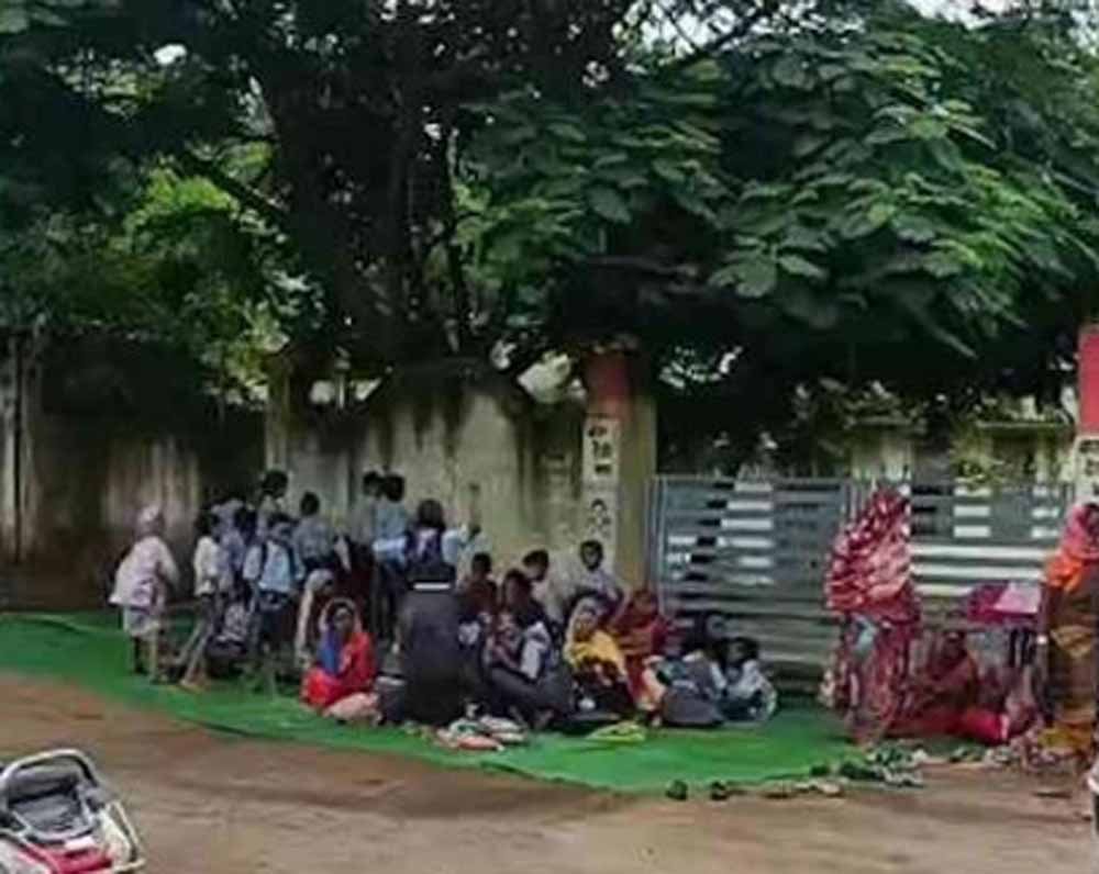 शिक्षकों की नियुक्ति की मांग को लेकर उतरे छात्र-पालक, युक्तियुक्तकरण पर भी उठाए सवाल शिक्षकों की नियुक्ति की मांग को लेकर उतरे छात्र-पालक, युक्तियुक्तकरण पर भी उठाए सवाल