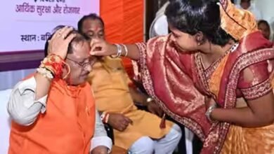 शहीद जवान की पत्नी ने CM साय को बांधी राखी, बोले- सगी बहन से बढ़कर बहन मिली शहीद जवान की पत्नी ने CM साय को बांधी राखी, बोले- सगी बहन से बढ़कर बहन मिली