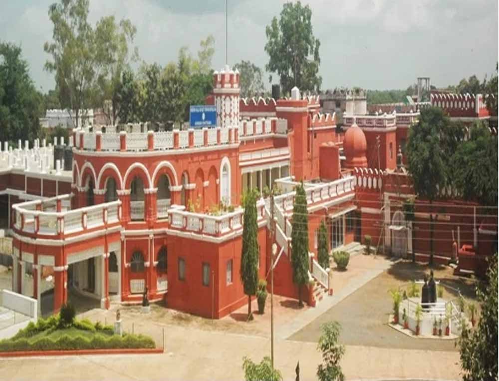 CG के खैरागढ़ में 230 साल पुरानी लिथोग्राफी कला आज भी जीवित, जर्मनी के पत्थरों पर सीख रहे छात्र
