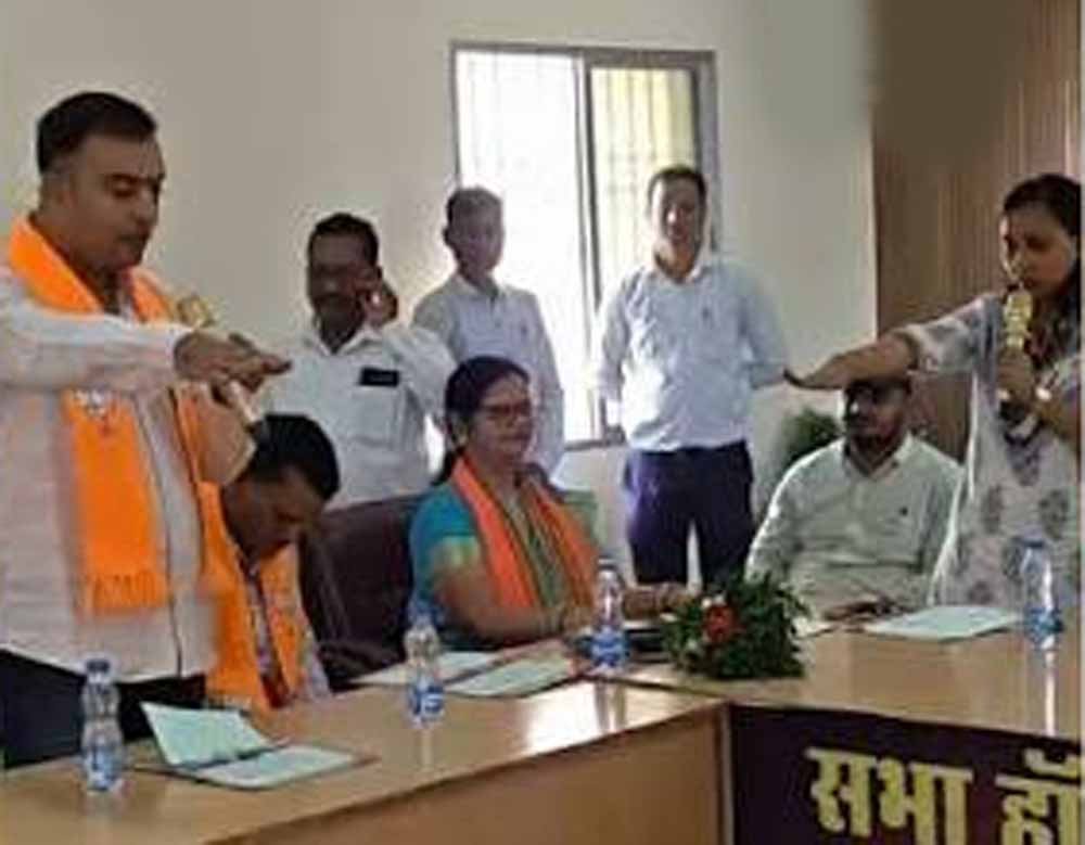 नगर पंचायत नगरी में उत्कृष्ट कर्मचारियों का सम्मान, बढ़ाया हौसला नगर पंचायत नगरी में उत्कृष्ट कर्मचारियों का सम्मान, बढ़ाया हौसला