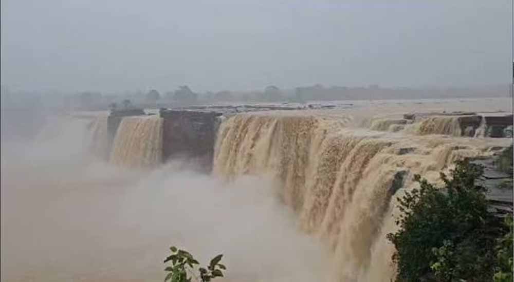 CG में लगातार बारिश से उफान पर इंद्रावती नदी, दर्जनों गांवों का टूटा संपर्क CG में लगातार बारिश से उफान पर इंद्रावती नदी, दर्जनों गांवों का टूटा संपर्क