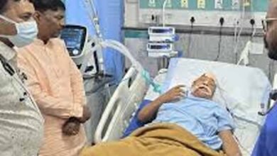 सड़क हादसे में घायल जवानों से मिलने जगदलपुर अस्पताल पहुंचे वन मंत्री