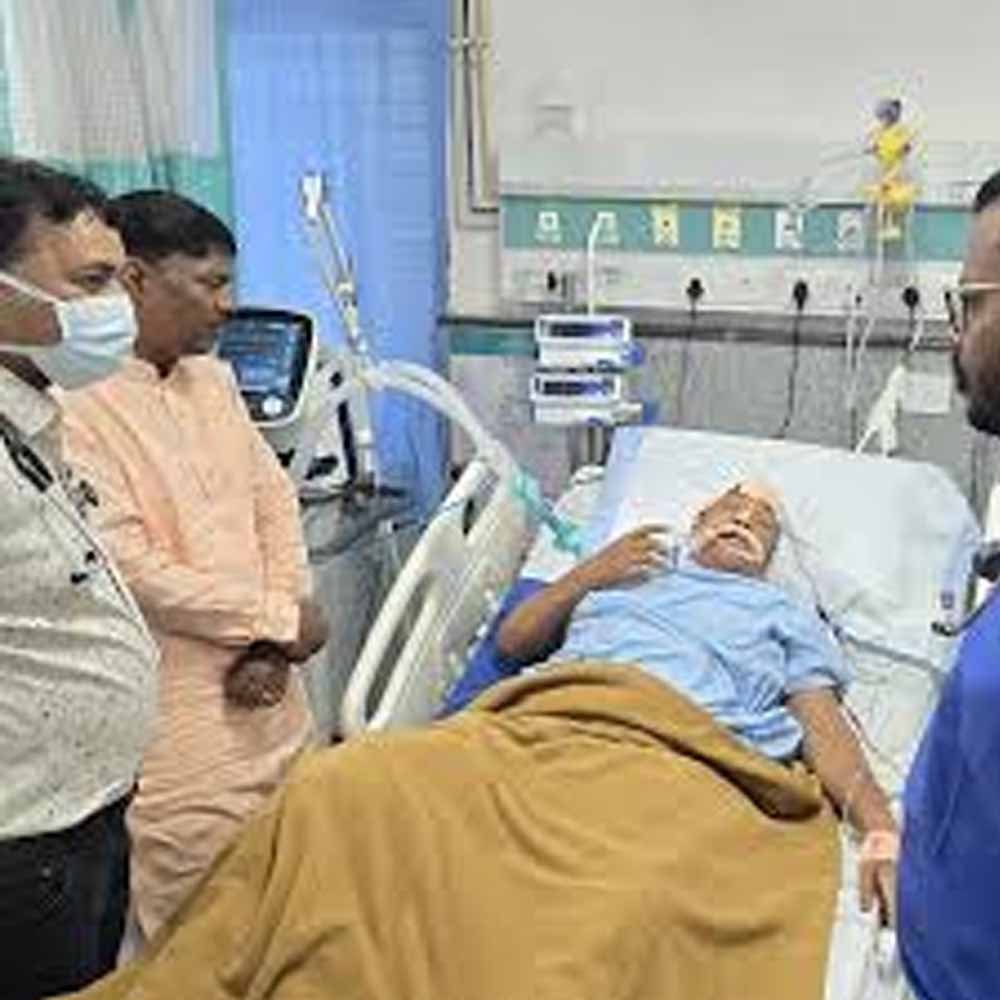 सड़क हादसे में घायल जवानों से मिलने जगदलपुर अस्पताल पहुंचे वन मंत्री सड़क हादसे में घायल जवानों से मिलने जगदलपुर अस्पताल पहुंचे वन मंत्री