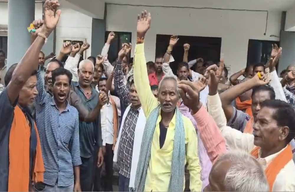 CG में आवारा मवेशियों से परेशान ग्रामीण कलेक्ट्रेट पहुंचे, नगर पालिका और SDM कार्यालय में सौंपा ज्ञापन CG में आवारा मवेशियों से परेशान ग्रामीण कलेक्ट्रेट पहुंचे, नगर पालिका और SDM कार्यालय में सौंपा ज्ञापन