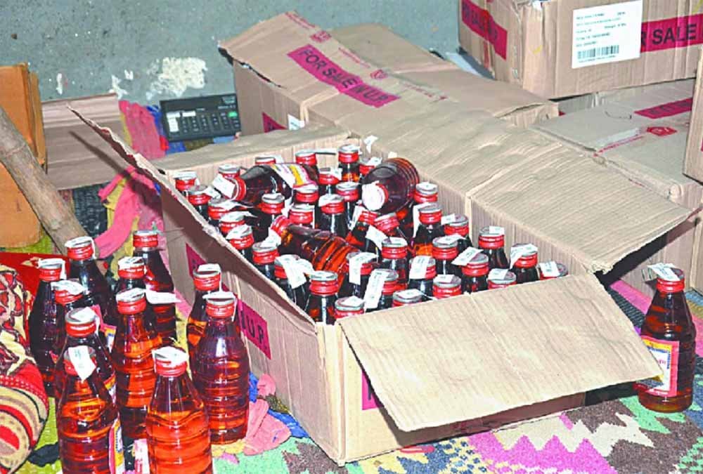 बिना नंबर वाली स्कूटी पर 220 पाव अवैध शराब, पुलिस ने 2 तस्करों को पकड़ा बिना नंबर वाली स्कूटी पर 220 पाव अवैध शराब, पुलिस ने 2 तस्करों को पकड़ा