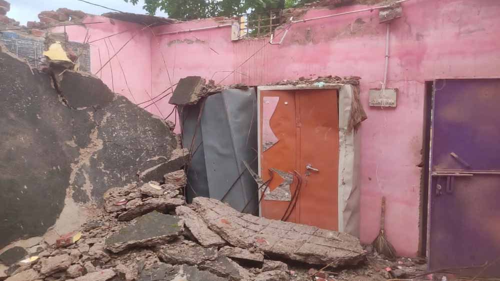 CG में जर्जर पंचायत भवन की छत गिरी, मलबे में दबे सरकारी दस्तावेज; सरपंच-सचिव बाल-बाल बचे CG में जर्जर पंचायत भवन की छत गिरी, मलबे में दबे सरकारी दस्तावेज; सरपंच-सचिव बाल-बाल बचे