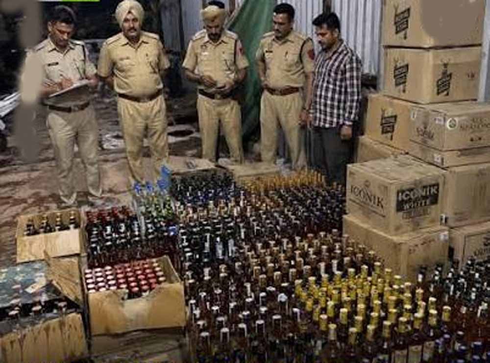 माकरदोना में आबकारी विभाग की दबिश, 50 लीटर महुआ शराब जब्त माकरदोना में आबकारी विभाग की दबिश, 50 लीटर महुआ शराब जब्त