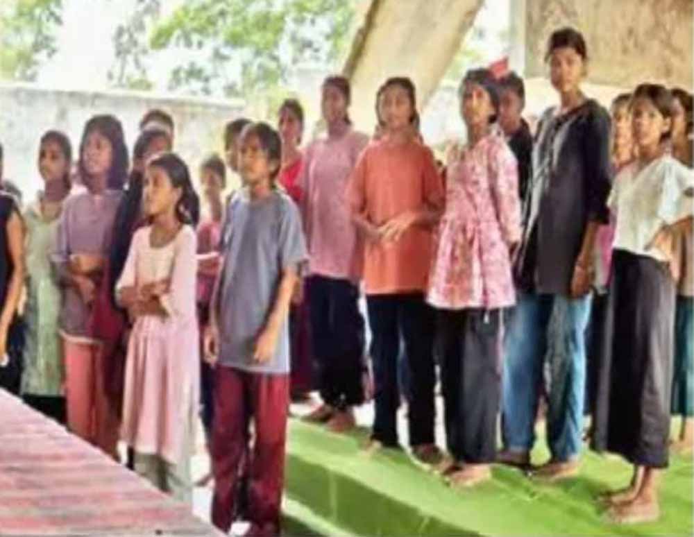 छात्रावास के बच्चों का आरोप, गार्ड वर्दी धुलवाने के साथ कराती है मालिश छात्रावास के बच्चों का आरोप, गार्ड वर्दी धुलवाने के साथ कराती है मालिश