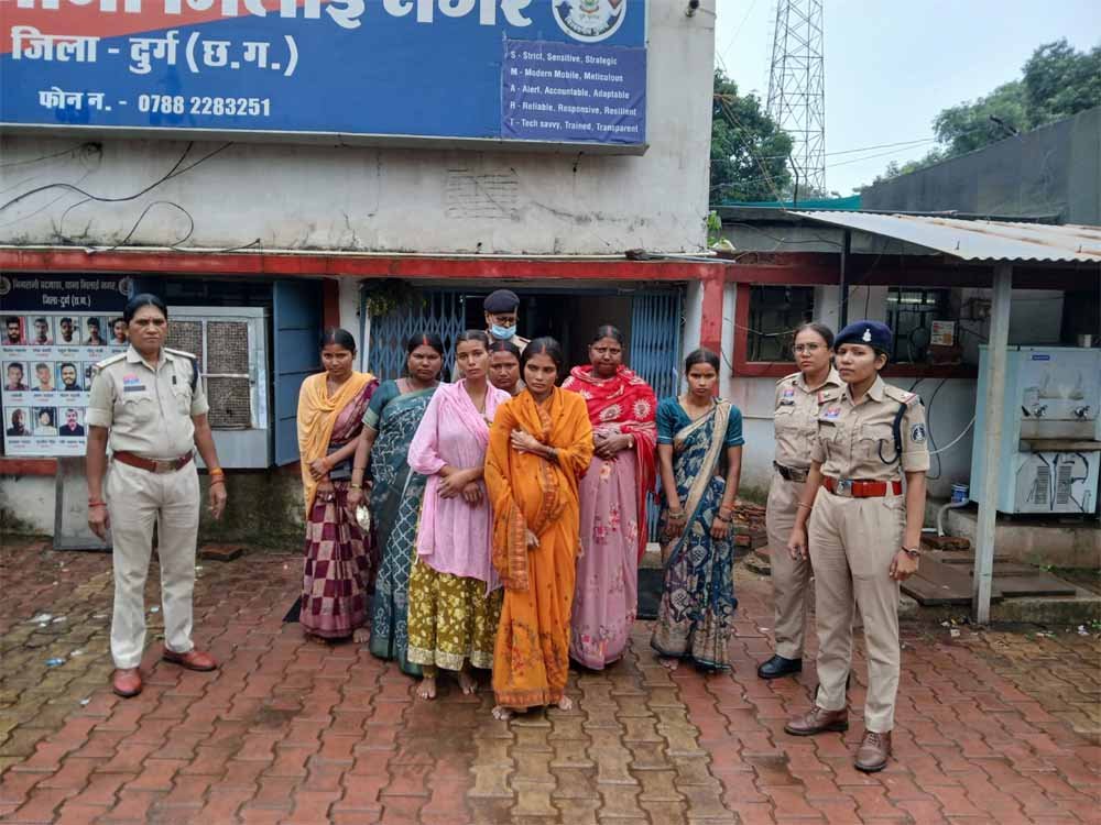 भिलाई में शिव महापुराण कथा के दौरान पकड़ी गईं संदिग्ध महिलाएं, पुलिस ने शुरू की जांच भिलाई में शिव महापुराण कथा के दौरान पकड़ी गईं संदिग्ध महिलाएं, पुलिस ने शुरू की जांच