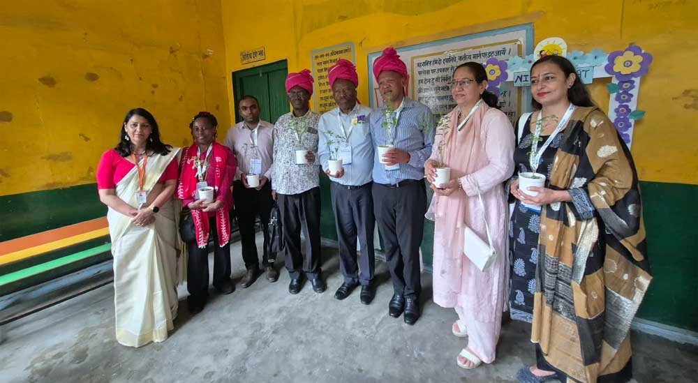 योगी सरकार के निपुण मॉडल को समझने गाजियाबाद पहुंचे पांच देशों के प्रतिनिधि, 11 परिषदीय विद्यालयों में देखा कक्षा शिक्षण योगी सरकार के निपुण मॉडल को समझने गाजियाबाद पहुंचे पांच देशों के प्रतिनिधि, 11 परिषदीय विद्यालयों में देखा कक्षा शिक्षण