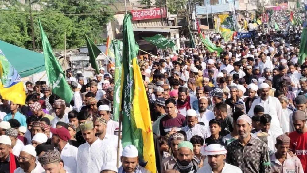 डीजे की तेज धमक से घरों में गिरे बर्तन, जुलूस में खुलेआम चली प्रतिबंधित कार्बाइड गन