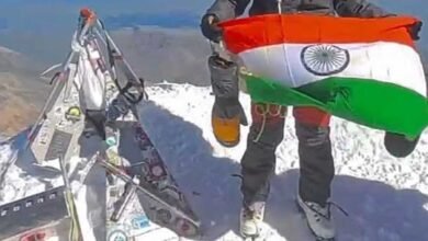मध्यप्रदेश पुलिस की महिला आरक्षक वर्षा पटेल ने यूरोप की सर्वोच्च चोटी माउंट एल्ब्रुस पर फहराया तिरंगा मध्यप्रदेश पुलिस की महिला आरक्षक वर्षा पटेल ने यूरोप की सर्वोच्च चोटी माउंट एल्ब्रुस पर फहराया तिरंगा