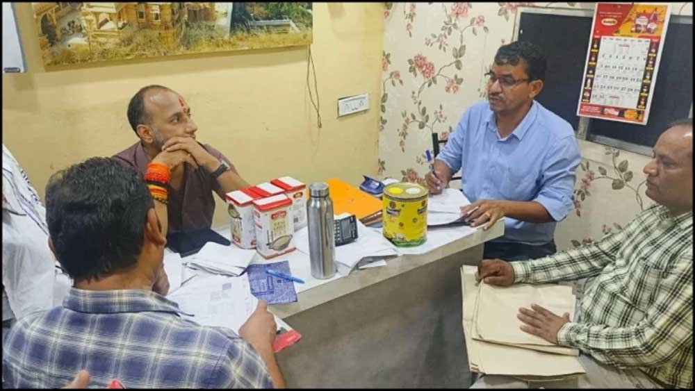 इंदौर में गुजरात से आया 1750 लीटर घी जब्त, 18 सैंपल जांच के लिए भेजे इंदौर में गुजरात से आया 1750 लीटर घी जब्त, 18 सैंपल जांच के लिए भेजे