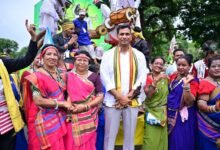 प्रेस विज्ञप्ति  विश्व आदिवासी दिवस पर भव्य रैली, पारंपरिक वेशभूषा में उमड़ा आदिवासी समाज, विधायक देवेंद्र यादव हुए शामिल  भिलाई। विश्व आदिवासी दिवस के अवसर पर भिलाई में आदिवासी समाज ने इस वर्ष उत्साह और उमंग के साथ भव्य आयोजन किया। समाज की ओर से निकाली गई रैली में बड़ी संख्या में महिला-पुरुष, युवा और बच्चे शामिल हुए। पारंपरिक वेशभूषा, लोक संस्कृति और आदिवासी परंपराओं की झलक ने पूरे आयोजन को खास बना दिया।  भिलाई नगर विधायक देवेंद्र यादव भी आदिवासी समाज के इस उत्सव में शामिल हुए। उन्होंने समाजजनों के साथ माता रानी की विधि-विधान से पूजा-अर्चना की और क्षेत्र की सुख-समृद्धि एवं सभी के खुशहाल जीवन की कामना की। इसके बाद विधायक रैली में शामिल हुए और समाज के लोगों के साथ कदम से कदम मिलाकर चले।  इस दौरान विधायक देवेंद्र यादव ने कहा कि आदिवासी समाज छत्तीसगढ़ की संस्कृति और पहचान की मजबूत नींव है। उनकी समृद्ध परंपराएं, कला, संस्कृति और जीवनशैली छत्तीसगढ़ की पहचान को और मजबूत बनाती हैं। विश्व आदिवासी दिवस अपनी इस गौरवशाली विरासत को याद करने और उसे आगे बढ़ाने का अवसर है।  उन्होंने कहा कि आदिवासी समाज के विकास और उनके अधिकारों के संरक्षण के लिए लगातार काम करने की जरूरत है। समाज की संस्कृति और परंपराओं को संरक्षित रखते हुए नई पीढ़ी को शिक्षा, रोजगार और विकास के बेहतर अवसर मिलें, यह हम सभी की जिम्मेदारी है।  विधायक ने विश्व आदिवासी दिवस पर समाज के सभी लोगों को शुभकामनाएं देते हुए कहा कि भिलाई की पहचान हमेशा से सामाजिक एकता और भाईचारे की रही है। यहां हर समाज के लोग मिल-जुलकर अपनी संस्कृति और परंपराओं को उत्साह के साथ मनाते हैं। आदिवासी दिवस का यह आयोजन भी इसी सामाजिक एकता और सांस्कृतिक गौरव का सुंदर उदाहरण है।  रैली में पारंपरिक वेशभूषा में सजे महिला-पुरुषों और बच्चों ने हिस्सा लिया। आदिवासी संस्कृति की झलक और उत्साह से भरे माहौल ने आयोजन को यादगार बना दिया। विधायक देवेंद्र यादव ने भी समाज के लोगों के साथ तस्वीरें खिंचवाईं और आयोजन के लिए समाजजनों को बधाई दी।