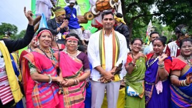 विश्व आदिवासी दिवस पर निकली भव्य रैली, पारंपरिक वेशभूषा में उमड़ा आदिवासी समाज