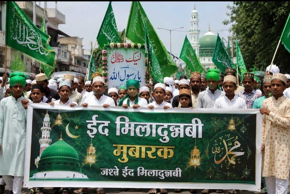 नई लेदरी में गूंजा नात-ए-पाक का पैगाम, मोहब्बत और भाईचारे से रोशन हुईं गलियां नई लेदरी में गूंजा नात-ए-पाक का पैगाम, मोहब्बत और भाईचारे से रोशन हुईं गलियां
