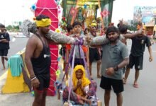 24 पोते बने दादी के श्रवण कुमार