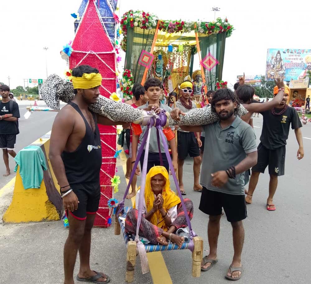 24 पोते बने दादी के श्रवण कुमार 24 पोते बने दादी के श्रवण कुमार