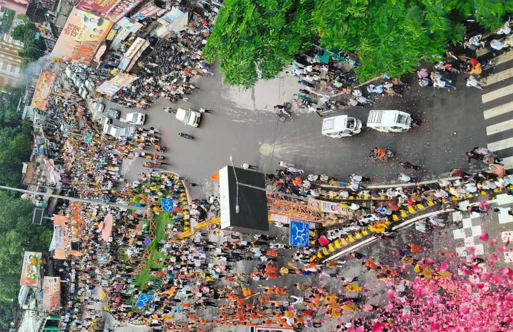 भव्य कांवड़यात्रा का आयोजन, राजकीय हेलीकॉप्टर से हुई पुष्पवर्षा भव्य कांवड़यात्रा का आयोजन, राजकीय हेलीकॉप्टर से हुई पुष्पवर्षा