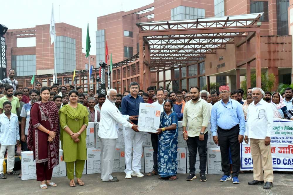 आईसीएआर-एनआईबीएसएम ने एससीएसपी कार्यक्रम के तहत किसानों को वितरित किए पावर स्प्रेयर एवं सोलर पैनल आईसीएआर-एनआईबीएसएम ने एससीएसपी कार्यक्रम के तहत किसानों को वितरित किए पावर स्प्रेयर एवं सोलर पैनल