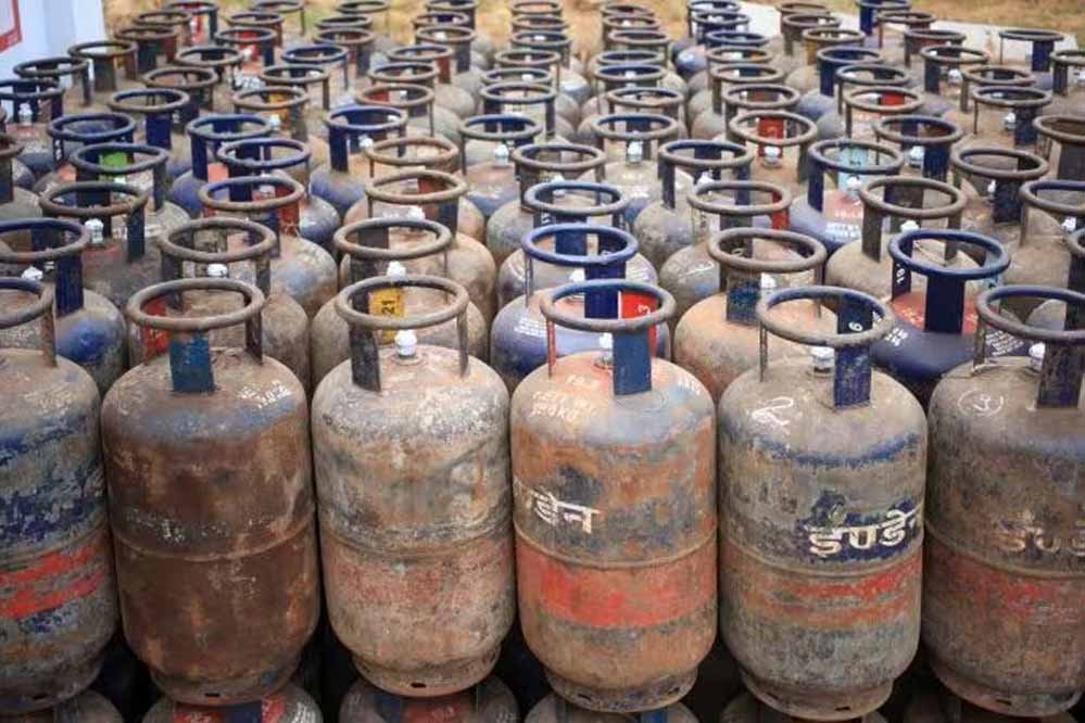 LPG Cylinder Price Cut: एलपीजी सिलेंडर ₹200 सस्ता, दिल्ली से कोलकाता तक बदले नए रेट LPG Cylinder Price Cut: एलपीजी सिलेंडर ₹200 सस्ता, दिल्ली से कोलकाता तक बदले नए रेट