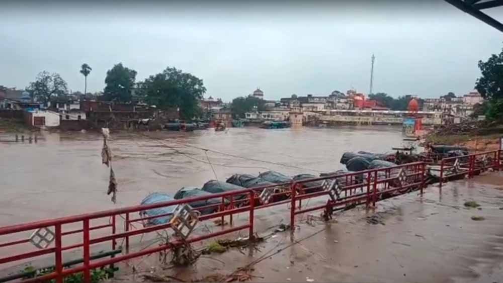 चित्रकूट में बाढ़ के बाद फिर बारिश का कहर, नेशनल हाईवे का हिस्सा धंसा चित्रकूट में बाढ़ के बाद फिर बारिश का कहर, नेशनल हाईवे का हिस्सा धंसा