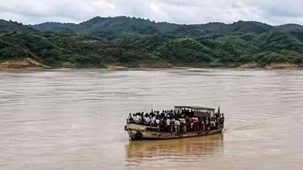 मुरैना में उफनती चंबल में 5 KM बहा स्टीमर, डीजल खत्म होने से 150 यात्री फंसे मुरैना में उफनती चंबल में 5 KM बहा स्टीमर, डीजल खत्म होने से 150 यात्री फंसे