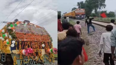 मुरैना के कैलारस स्टेशन पर हाई-वोल्टेज ड्रामा, मेमू ट्रेन के उद्घाटन में पूड़ी-सब्जी के लिए मची लूट मुरैना के कैलारस स्टेशन पर हाई-वोल्टेज ड्रामा, मेमू ट्रेन के उद्घाटन में पूड़ी-सब्जी के लिए मची लूट