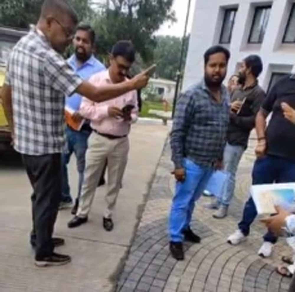 भोपाल नगर निगम के AHO का विवादित बयान, बोले- ‘मैं मंत्री की भी नहीं सुनता, इस्तीफा जेब में रखता हूं’ भोपाल नगर निगम के AHO का विवादित बयान, बोले- ‘मैं मंत्री की भी नहीं सुनता, इस्तीफा जेब में रखता हूं’