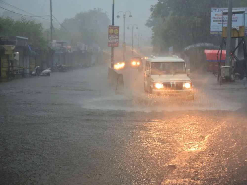 MP Weather: भोपाल-जबलपुर समेत कई जिलों में भारी बारिश का अलर्ट, IMD ने जारी की चेतावनी MP Weather: भोपाल-जबलपुर समेत कई जिलों में भारी बारिश का अलर्ट, IMD ने जारी की चेतावनी